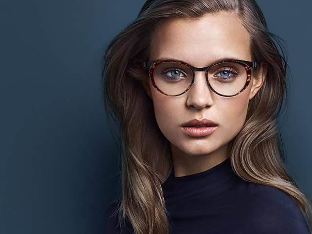 adult-female-model-with-glasses